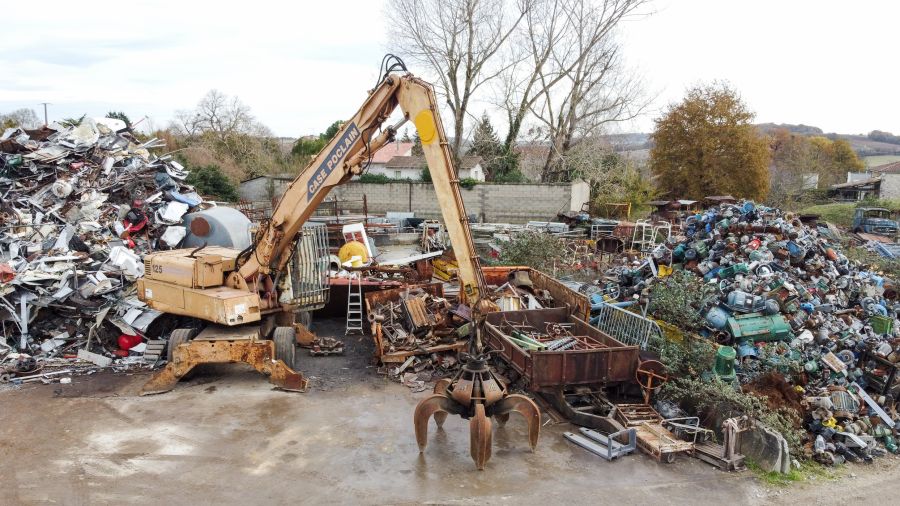 photo drone clic16 charente grue case poclain jaune sur pied longue fourche